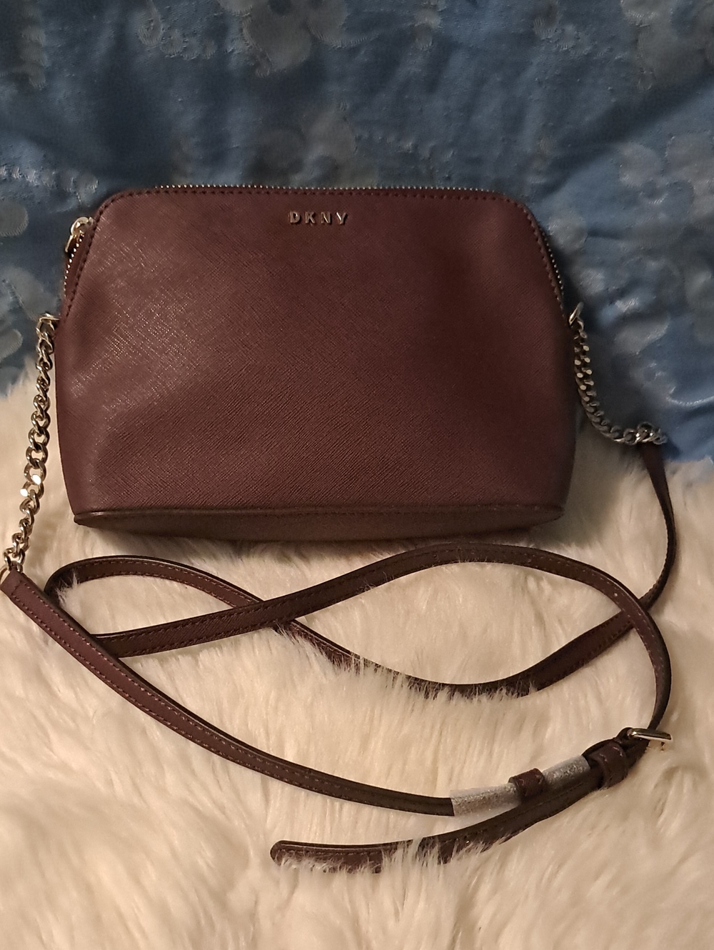 ELEGANT LUXURY STREETWEAR STATEMENT — AUTHENTIC DKNY BRYANT CROSSBODY